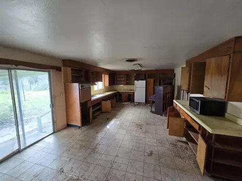 Kitchen - 9825 Oak Run Rd, Oak Run, CA 96069 photo 2 of 2