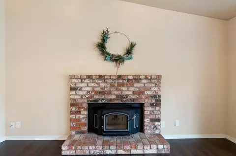Living - 6645 Waterford Dr, Redding, CA 96001 photo 3 of 11