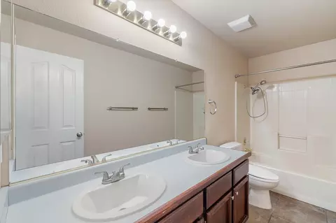 Bath - 6645 Waterford Dr, Redding, CA 96001 photo 3 of 3