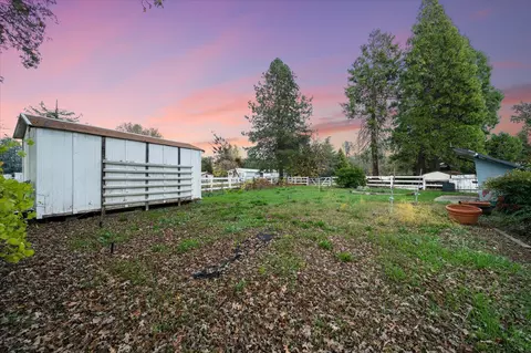 Exterior - 20766 Cattle Dr, Redding, CA 96003 photo 36 of 37