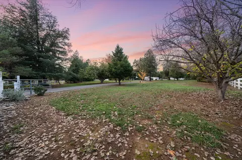 Exterior - 20766 Cattle Dr, Redding, CA 96003 photo 4 of 37