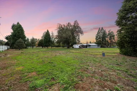 Exterior - 20766 Cattle Dr, Redding, CA 96003 photo 5 of 37