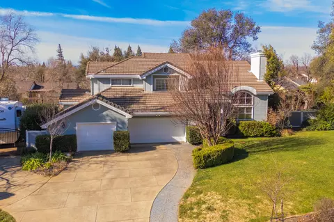 4610 Saratoga Dr, Redding, CA 96002