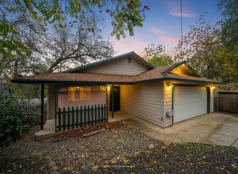3035 West St, Redding, CA 96001