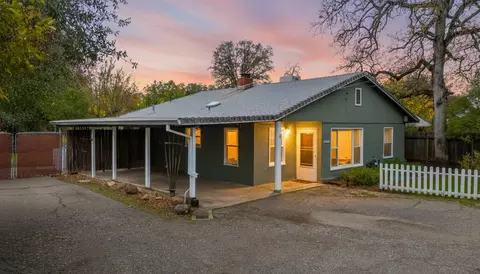 1271 Mistletoe Ln, Redding, CA 96002