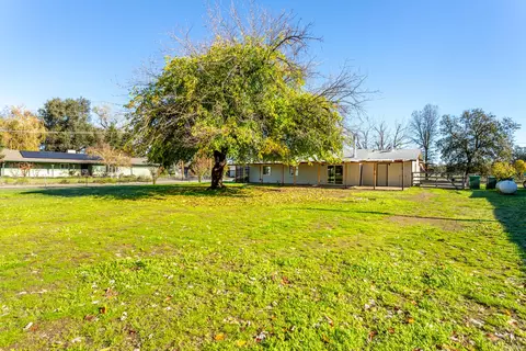 Exterior - 6874 Weeks Rd, Redding, CA 96002 photo 4 of 9