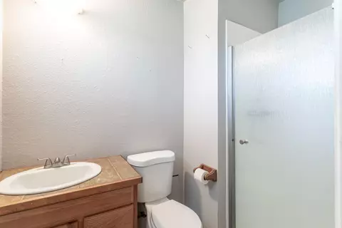 Bath - 6874 Weeks Rd, Redding, CA 96002 photo 1 of 2