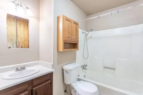 Bath - 6874 Weeks Rd, Redding, CA 96002 photo 2 of 2