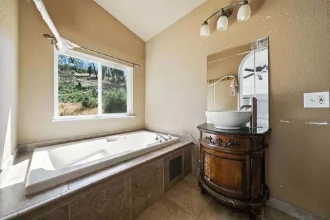 Bath - 14058 Windfall Dr, Redding, CA 96003 photo 1 of 4