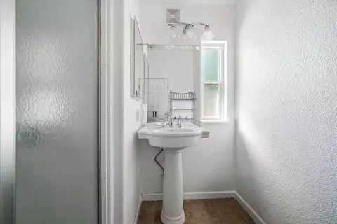 Bath - 14058 Windfall Dr, Redding, CA 96003 photo 3 of 4