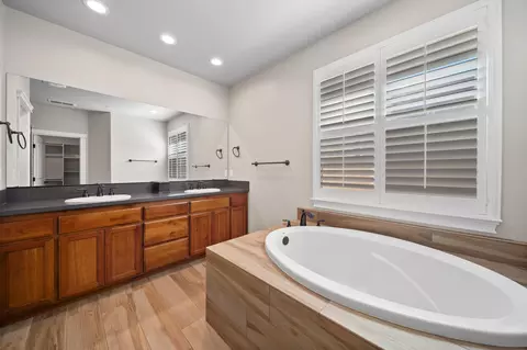 Bath - 3375 Karuk Ave, Redding, CA 96002 photo 3 of 5