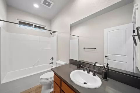 Bath - 3375 Karuk Ave, Redding, CA 96002 photo 4 of 5