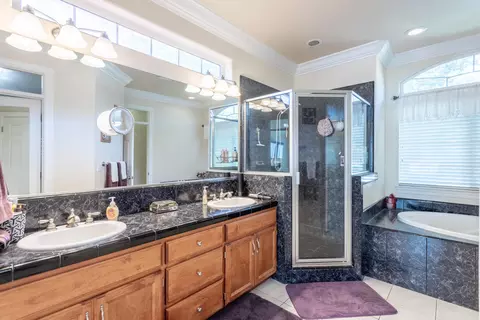 Bath - 2877 Green Riffle Rd, Redding, CA 96002 photo 1 of 4