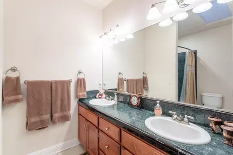 Bath - 2877 Green Riffle Rd, Redding, CA 96002 photo 4 of 4
