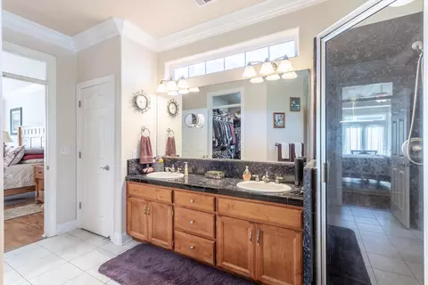 Bath - 2877 Green Riffle Rd, Redding, CA 96002 photo 3 of 4