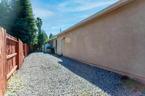 Exterior - 2877 Green Riffle Rd, Redding, CA 96002 photo 12 of 13