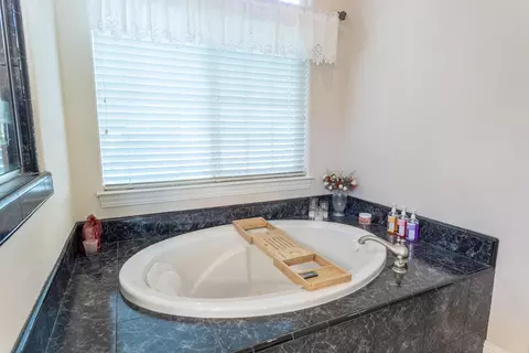 Bath - 2877 Green Riffle Rd, Redding, CA 96002 photo 2 of 4
