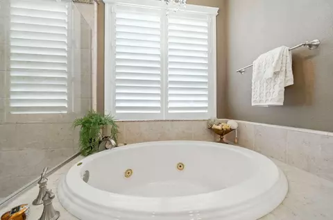 Bath - 2110 Cilantro Dr, Redding, CA 96003 photo 3 of 5