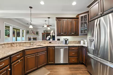 Kitchen - 2110 Cilantro Dr, Redding, CA 96003 photo 5 of 7