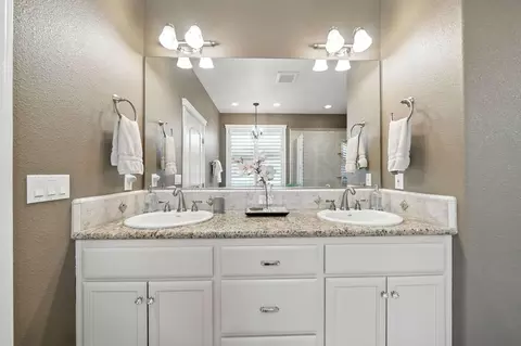 Bath - 2110 Cilantro Dr, Redding, CA 96003 photo 2 of 5