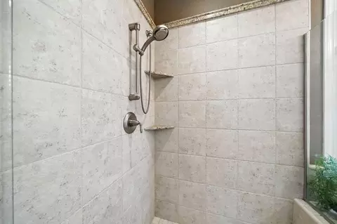 Bath - 2110 Cilantro Dr, Redding, CA 96003 photo 4 of 5