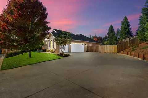 2030 Hedgerow Ave, Redding, CA 96003