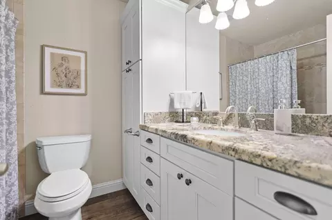 Bath - 3835 Riverview Dr, Redding, CA 96001 photo 3 of 3