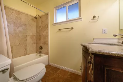 Bath - 6781 Reflection St, Redding, CA 96001 photo 1 of 2
