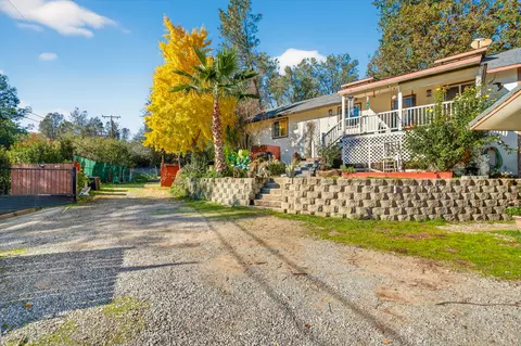 17690 Cowgill Ln, Redding, CA 96003