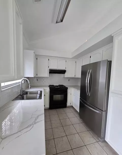 Kitchen - 454 Alamine Dr, Redding, CA 96003 photo 1 of 4