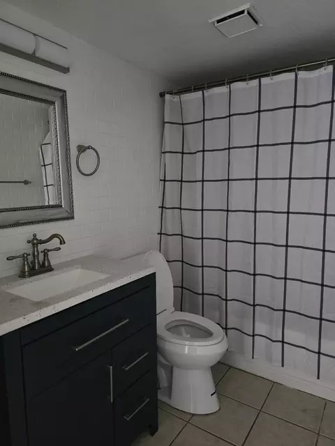 Bath - 454 Alamine Dr, Redding, CA 96003 photo 1 of 2