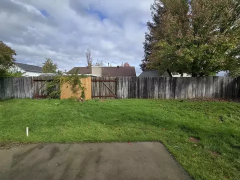 Exterior - 454 Alamine Dr, Redding, CA 96003 photo 6 of 7
