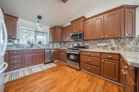 Kitchen - 21857 W Elk Trl, Redding, CA 96003 photo 2 of 7