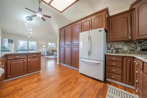 Kitchen - 21857 W Elk Trl, Redding, CA 96003 photo 5 of 7