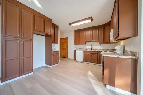 Kitchen - 21857 W Elk Trl, Redding, CA 96003 photo 6 of 7