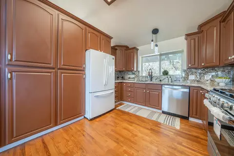 Kitchen - 21857 W Elk Trl, Redding, CA 96003 photo 3 of 7