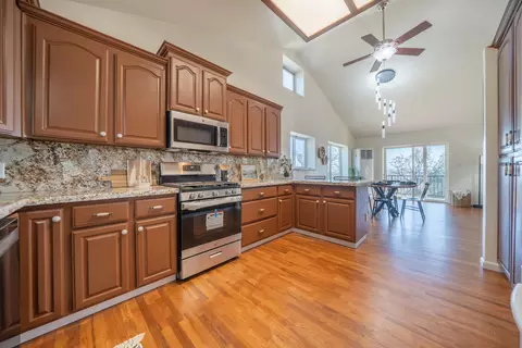 Kitchen - 21857 W Elk Trl, Redding, CA 96003 photo 4 of 7