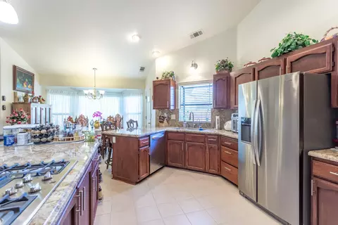 Kitchen - 4368 Wild Flower Way, Redding, CA 96001 photo 4 of 5
