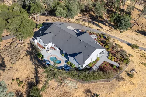 7870 Castle View Ln, Redding, CA 96001 photo 2