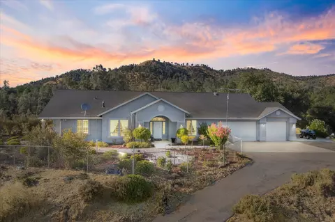 7870 Castle View Ln, Redding, CA 96001