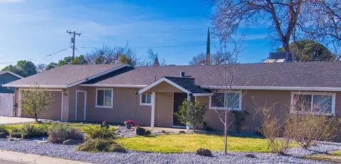 2850 Oakview Dr, Redding, CA 96002 photo 1