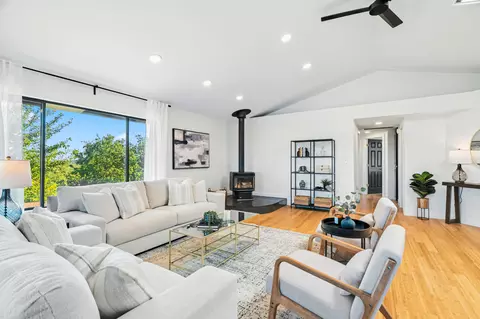 Living - 3357 Oakwood Pl, Redding, CA 96001 photo 2 of 7