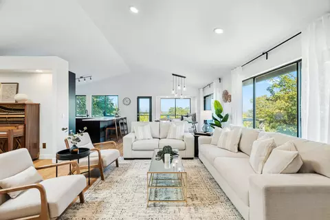 Living - 3357 Oakwood Pl, Redding, CA 96001 photo 4 of 7