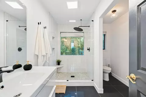 Bath - 3357 Oakwood Pl, Redding, CA 96001 photo 7 of 9