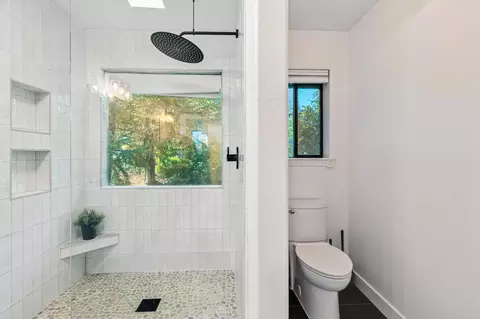 Bath - 3357 Oakwood Pl, Redding, CA 96001 photo 8 of 9