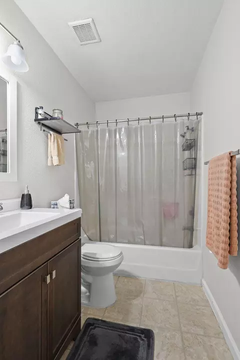 Bath - 1261 Woodside Meadows Dr, Redding, CA 96002 photo 2 of 2