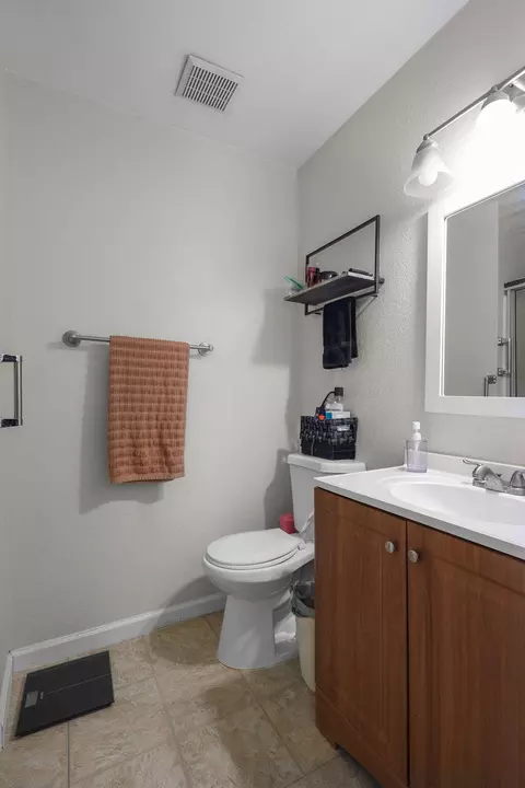 Bath - 1261 Woodside Meadows Dr, Redding, CA 96002 photo 1 of 2