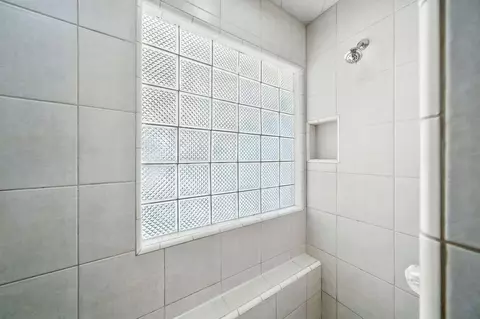 Bath - 3385 Pioneer Ln, Redding, CA 96001 photo 2 of 4