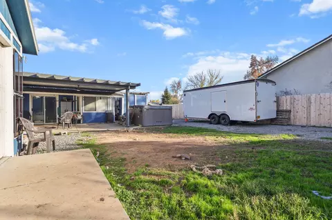 Exterior - 7060 Pit Rd, Redding, CA 96001 photo 6 of 16
