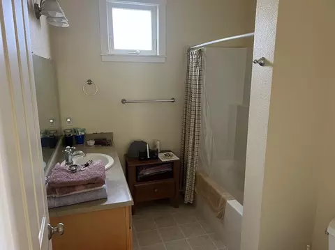 Bath - 804 Kite Ln, Redding, CA 96001 photo 1 of 1